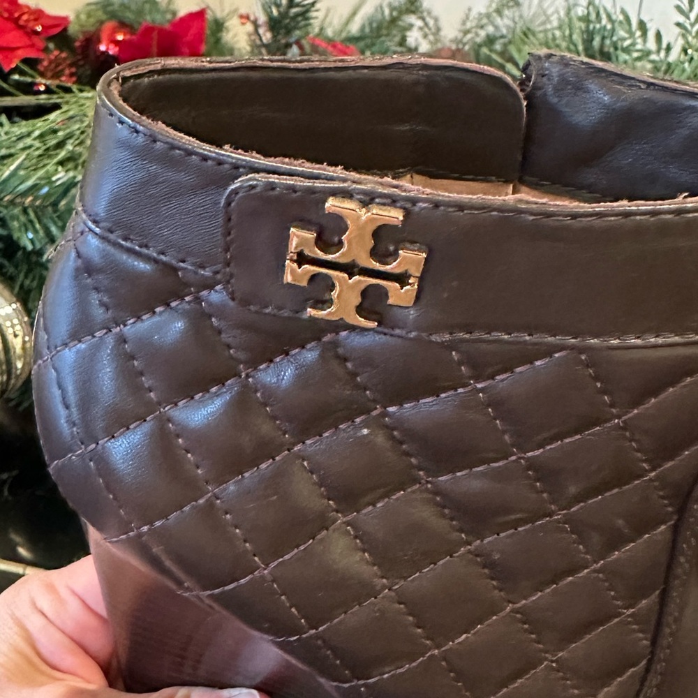 Tory Burch NWOT Authentic RARE Luxury Minimalist Quilted Brown Ankle Boots - Picture 14 of 17
